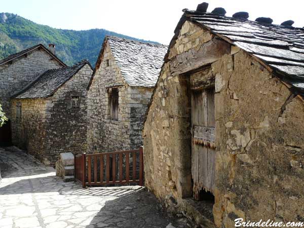 Village de Montbrun en Lozère - Gorges du Tarn Causses
