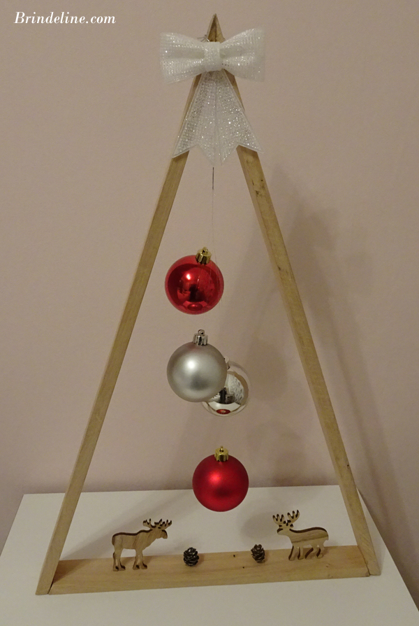 sapin de Noël en bois de forme triangulaire