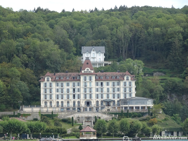 Hôtel dominant le lac d'Annecy (Haute-Savoie)