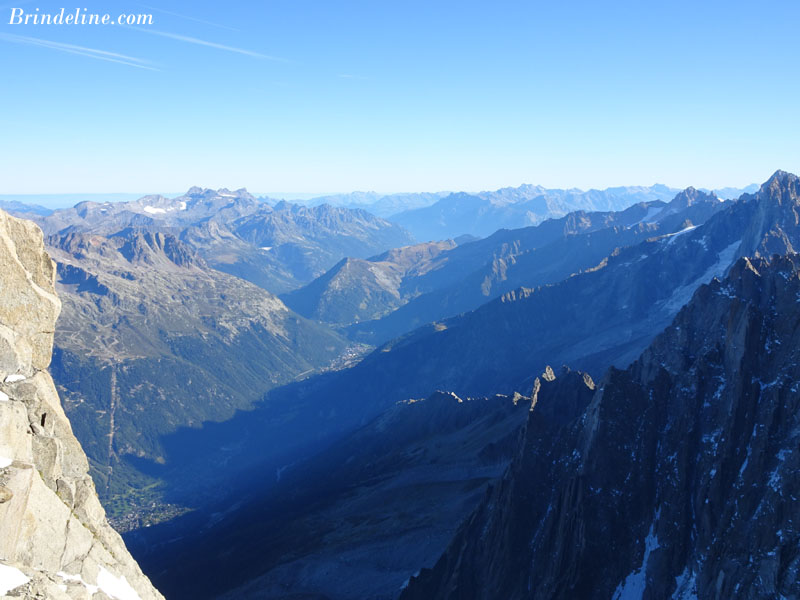 Au fond de l'image, le Jura vu depuis l'Aiguille du Midi