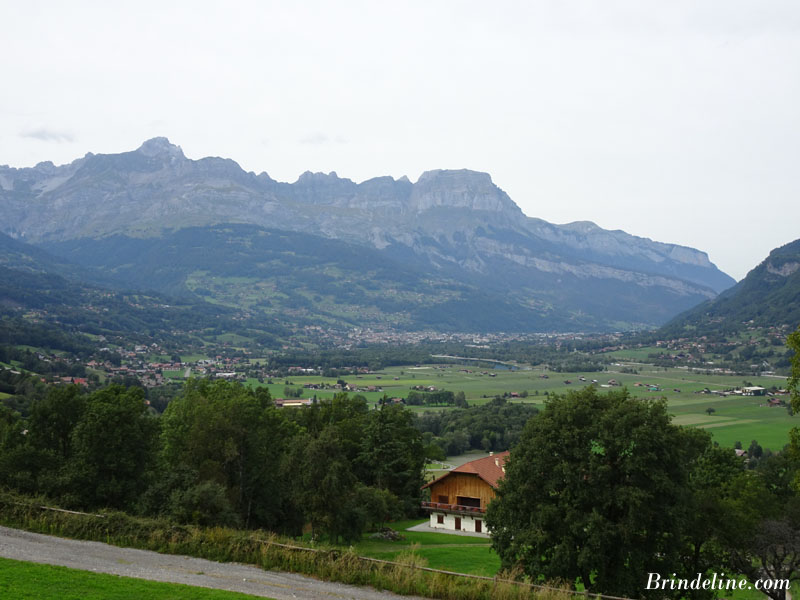 Vues des Alpes depuis le centre du village de Contamines Montjoie (Haute-Savoie)