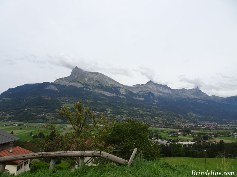 Vues des Alpes depuis le centre du village de Contamines Montjoie (Haute-Savoie)