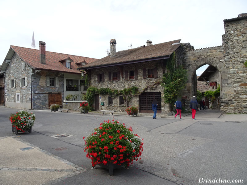 Entrée du village médiéval d'Yvoire - porte de Rovorée - (Haute-Savoie)