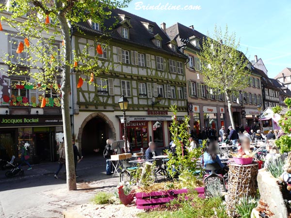 Décoration des rues lors du marché de Pâques à Colmar (Haut-Rhin)