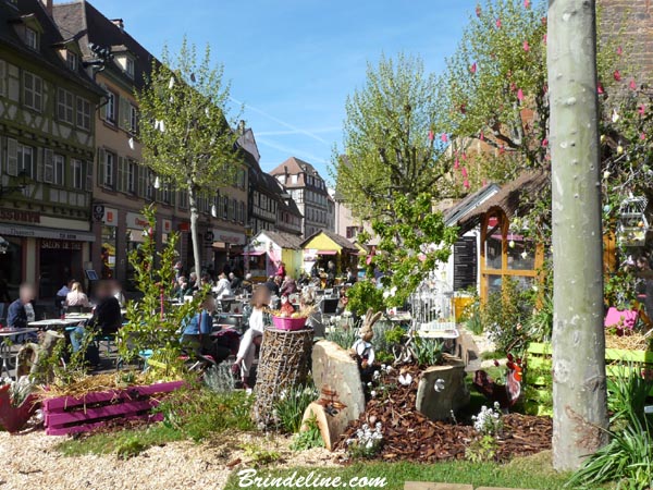 Décoration des rues lors du marché de Pâques à Colmar (Haut-Rhin)