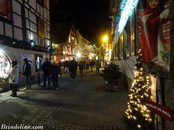 rues du Marché de Noël nocturne à Eguisheim (Alsace)