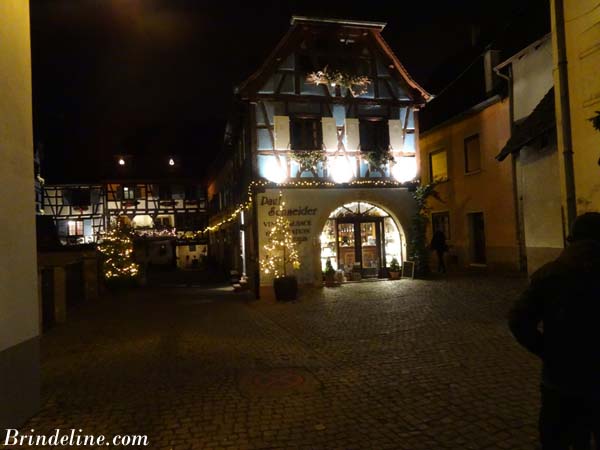 maison du Marché de Noël nocturne à Eguisheim (Alsace)