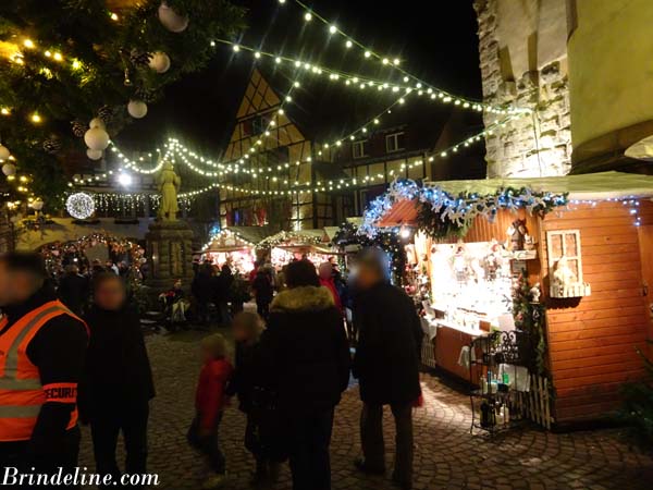 décors du Marché de Noël nocturne à Eguisheim (Alsace)