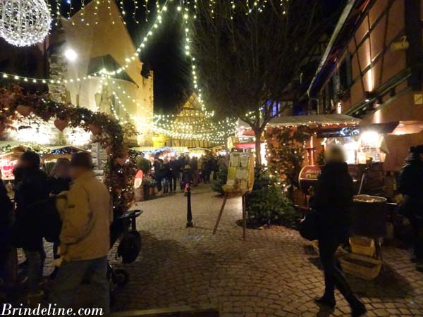 rues du Marché de Noël nocturne à Eguisheim (Alsace)