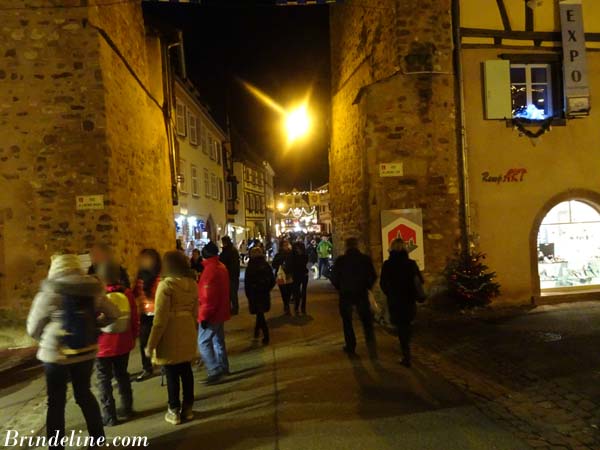 rue du Marché de Noël nocturne à Eguisheim (Alsace)