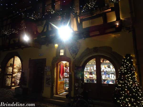 maison du Marché de Noël nocturne à Eguisheim (Alsace)