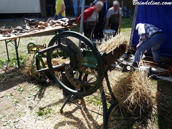 Coupe paille à la Fête du Vieux Matériel Agricole - Girmont Val d'Ajol