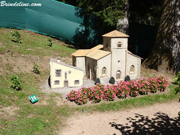 Maison natale Jeanne d'Arc et église de Domrémy - Parc Miniature de Plombières les Bains (Vosges)