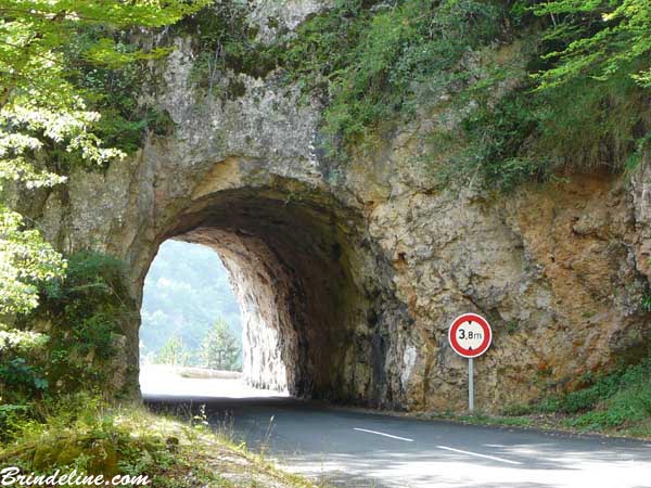 Village de Montbrun en Lozère (tunnel sous la roche)