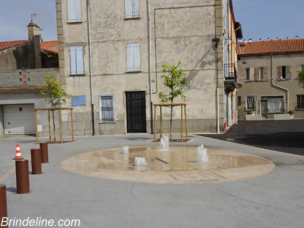 Place avec fontaine à Saint-Cyprien - Pyrénées Orientales
