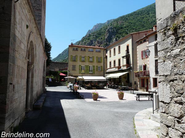Villefranche de Conflent (Pyrénées Orientales) - place du village fortifié par Vauban