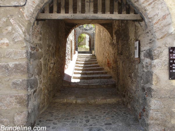 Villefranche de Conflent (Pyrénées Orientales) - passage du village fortifié par Vauban
