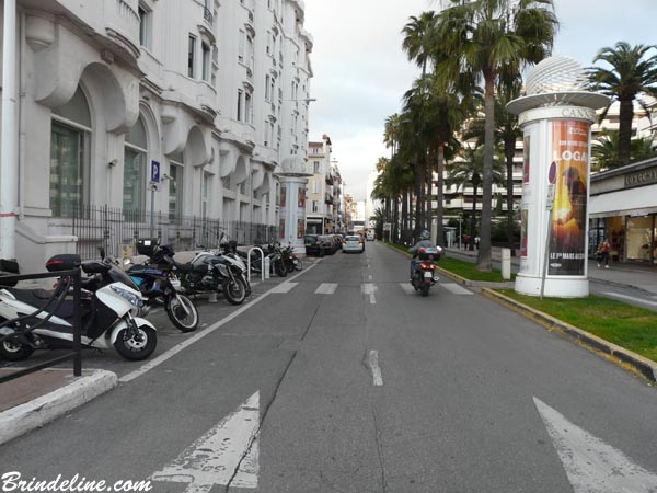 Hôtel et rue de Cannes (Alpes Maritimes)
