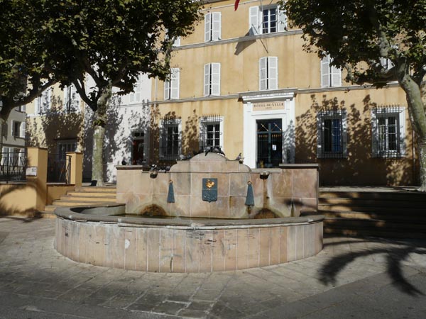 Golfe de St-Tropez - fontaine du village de Cogolin
