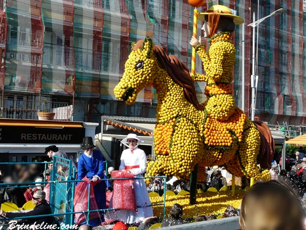 Fête du Citron à Menton - défilé de chars décorés