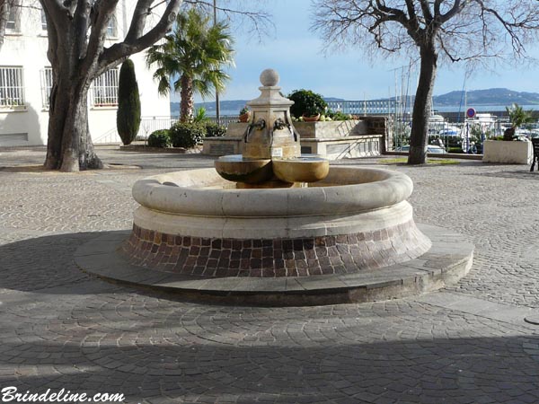 Golfe de St-Tropez - fontaine à Sainte Maxime (Var)