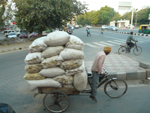 Cycliste bine chargé (Inde)