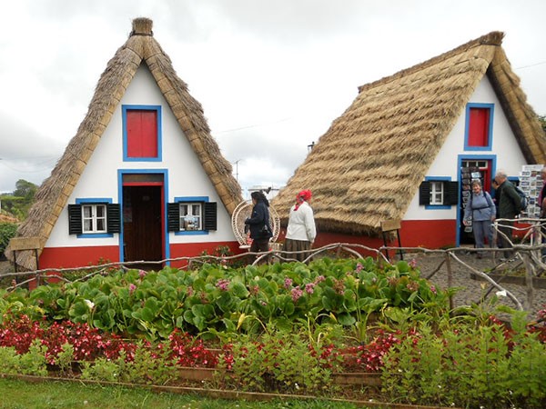 Maisons typiques au toit de chaume de Santana